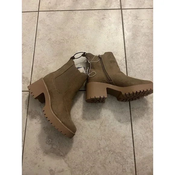 Universal Threads Light Tan Carmel Brown Boot SIze 10 NWT - Picture 1 of 4